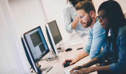 軟件開發人員在項目上工作